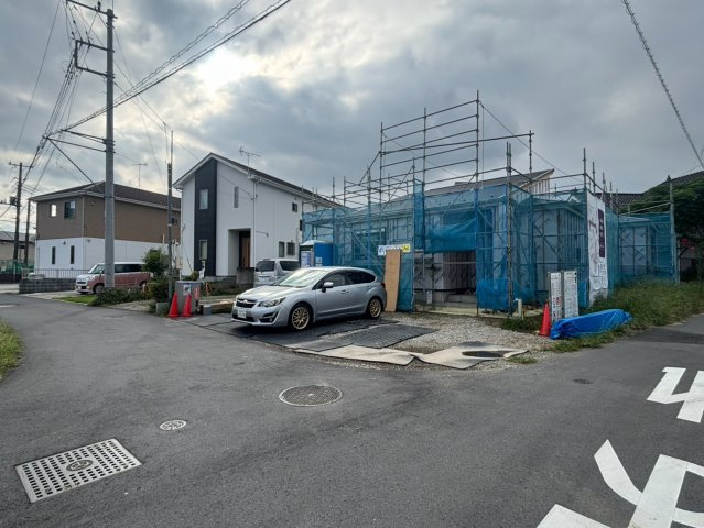 本庄市小島　新築一戸建て　グラファーレ　01の前面道路含む現地写真
