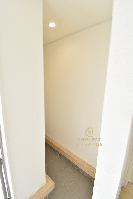 Cradlegarden　 ひたちなか市津田　第3　1の玄関|ミニトランクとして使えるスペースです。雨具、防災用品、スポーツ用品等を置くのもいいですね。便利な土間収納です。