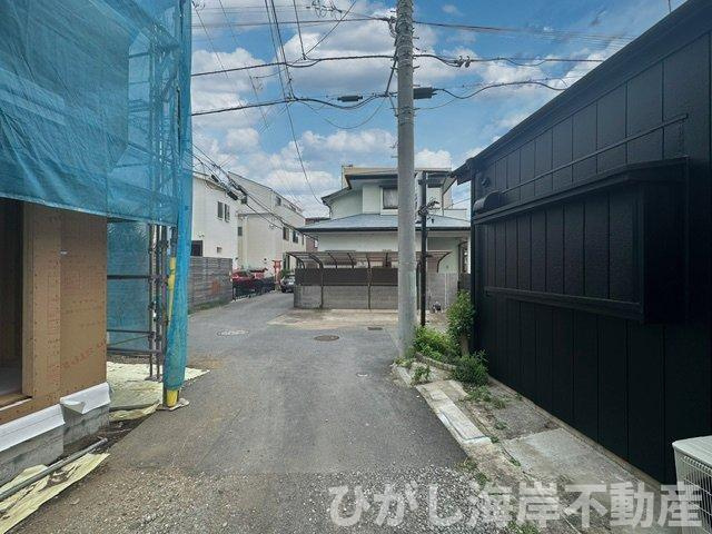 茅ケ崎市南湖５丁目　新築戸建　B棟の前面道路含む現地写真|7月30日撮影　建築中　現地外観