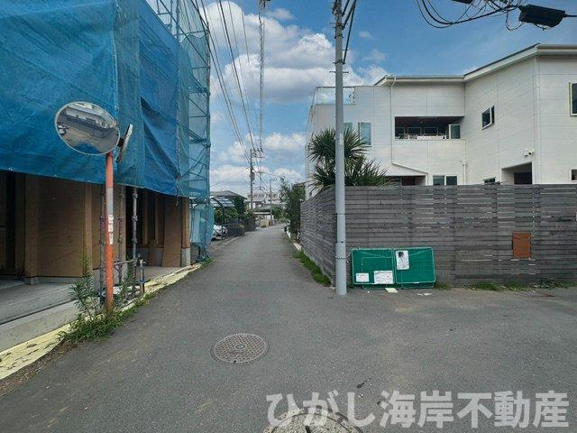 茅ケ崎市南湖５丁目　新築戸建　B棟の前面道路含む現地写真|7月30日撮影　建築中　現地外観