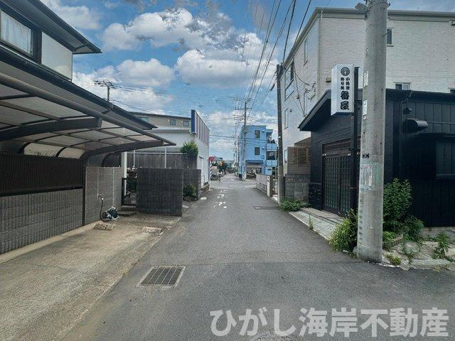 茅ケ崎市南湖５丁目　新築戸建　B棟の前面道路含む現地写真|7月30日撮影　建築中　現地外観