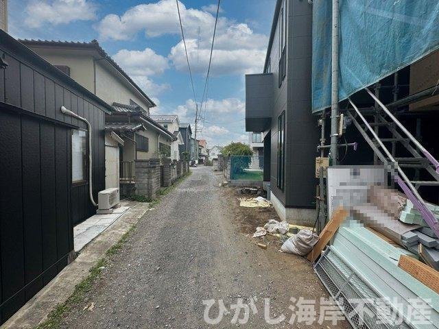 茅ケ崎市南湖５丁目　新築戸建　B棟の前面道路含む現地写真|7月30日撮影　建築中　現地外観