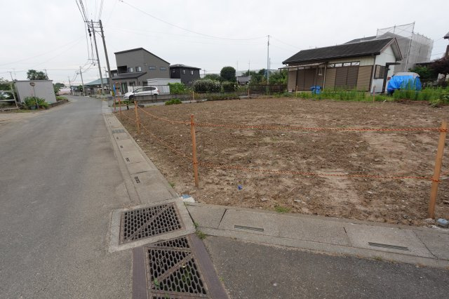 川越市石田　建築条件なし　売地の前面道路含む現地写真