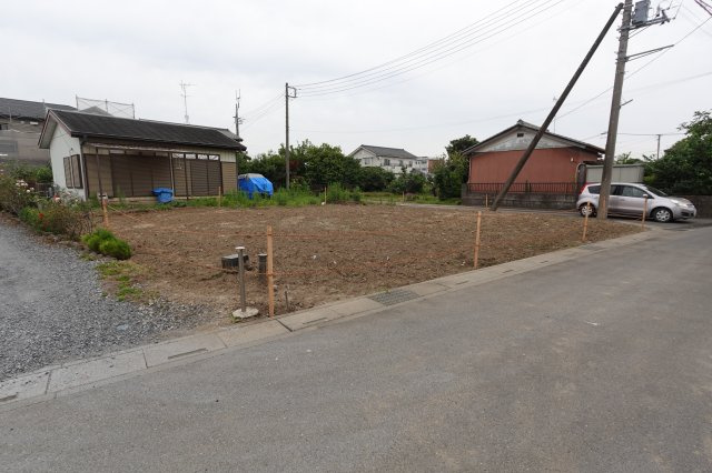 川越市石田　建築条件なし　売地の前面道路含む現地写真