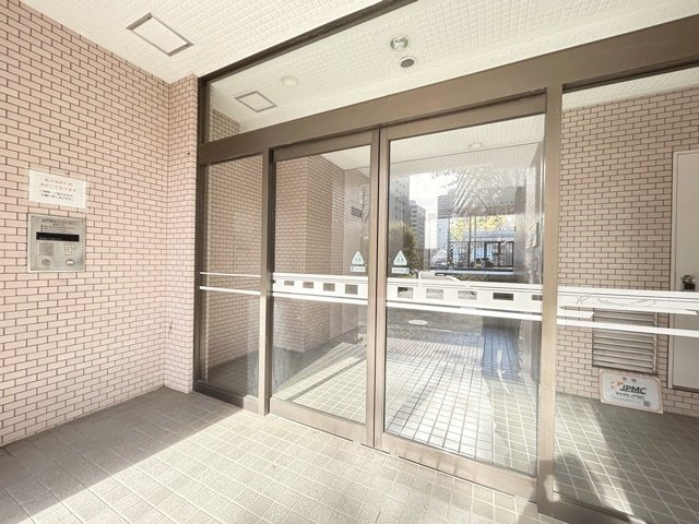 横浜市戸塚区品濃町の賃貸マンションのエントランス