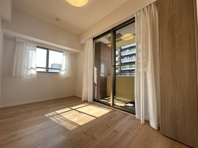 リブゼ横浜サザンシテイの洋室|２面採光のお部屋で、明るい日差しが差し込んでいます。通風も良好です。