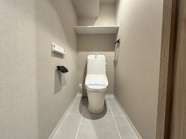 リブゼ横浜サザンシテイのトイレ|温水洗浄便座のトイレ設備です。奥行きの有るゆったりしたスペースのトイレ空間です。