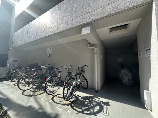 リブゼ横浜サザンシテイの駐輪場|綺麗に整理されている駐輪場になります。管理体制も良好です。