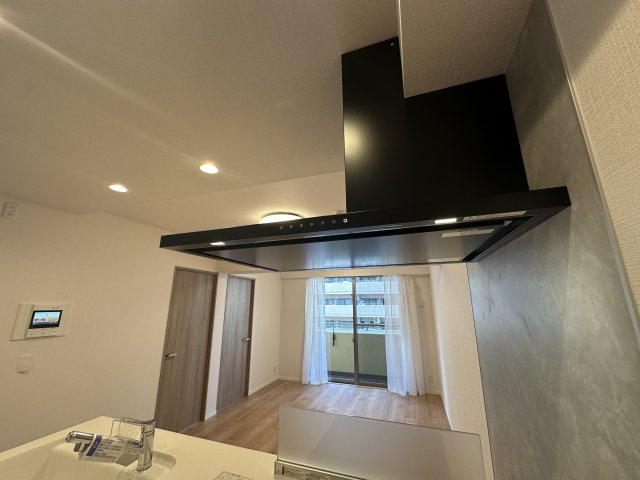 リブゼ横浜サザンシテイのキッチン|薄型レンジフードで、お手入れもしやすくなっています。