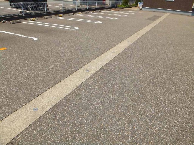 ロゼ・フル－ルの駐車場