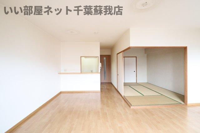 ゼファーシャン・ティオン蘇我壱番館 の居間・リビング|使いやすいリビングです