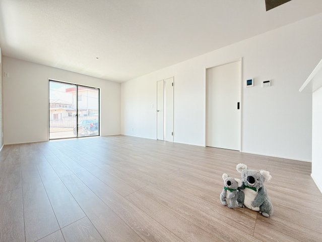 【居間・リビング】 | 高崎市下中居町　GRAFARE | 窓を開けるとスッーと爽やかな風を感じるリビング。家族の笑顔が集まる幸せな空間。