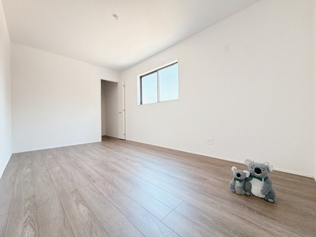 【洋室】 | 高崎市下中居町　GRAFARE | シンプルなデザインの洋室。
WIC付きなので家具を置いてもゆったりくつろげます。