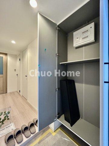 ルマージュ綾瀬の玄関|【玄関】玄関には大型のシューズクローゼットを設置しておりますのでいつでもスッキリりとした空間を保てます。玄関周りを清潔に使うのはとても大事なことですよね。