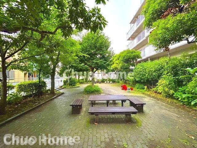ルマージュ綾瀬の中庭|敷地内には緑が多く住環境良好です