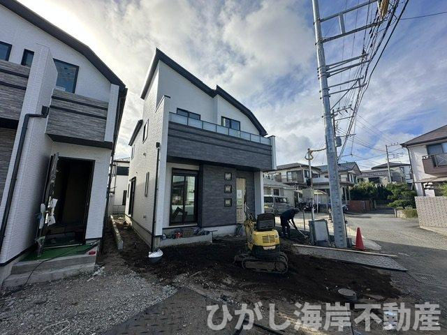 藤沢市辻堂元町２丁目　新築戸建　全４棟の前面道路含む現地写真|8月8日撮影　建築中　現地外観