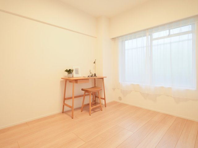 パークハイム桜新町の洋室|パークハイム桜新町：約４．７帖の洋室にはクローゼット・収納棚・窓が付いております！