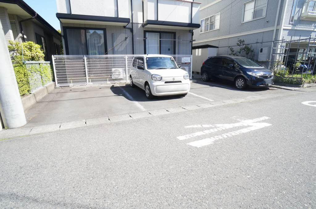 シーアンドエムの駐車場
