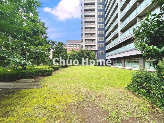 パークホームズ豊洲ザレジデンスの中庭|敷地内には緑が多く住環境良好です