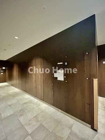 パークホームズ豊洲ザレジデンスの設備|【宅配ボックス】在宅時・不在時に関わらず、居住者の代わりに非対面で宅配物を受け取ってくれる便利な設備です。わかりやすくご説明致しますので見学時にはお部屋だけではなく共用部分もぜひチェックしてください。