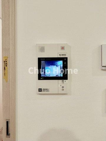 パークホームズ豊洲ザレジデンスのセキュリティ|【モニターホン】誰が来たかすぐにわかるカラーモニター付きインターホン。通話ボタンを押すまでは室内の音は漏れていませんので相手を確かめてから応対できます。