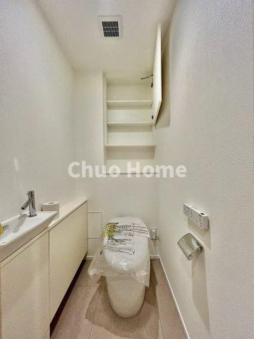 パークホームズ豊洲ザレジデンスのトイレ|【トイレ】 収納スペースをしっかりと確保した温水洗浄便座機能付きトイレ。温水洗浄便座は清潔にお使いいただくための大切なアイテムです。