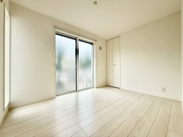 世田谷区北烏山4丁目　中古戸建の洋室|白を基調としたお部屋は光を反射するため、お部屋が明るく美しく見えますね！

現地ご見学希望・資料請求などお気軽にお問い合わせ下さい！
03-5990-5201