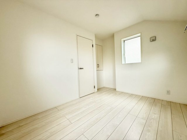 世田谷区北烏山4丁目　中古戸建の洋室|自分だけのプライベート空間。明るく温もりを感じることができる居室です。

現地ご見学希望・資料請求などお気軽にお問い合わせ下さい！
03-5990-5201