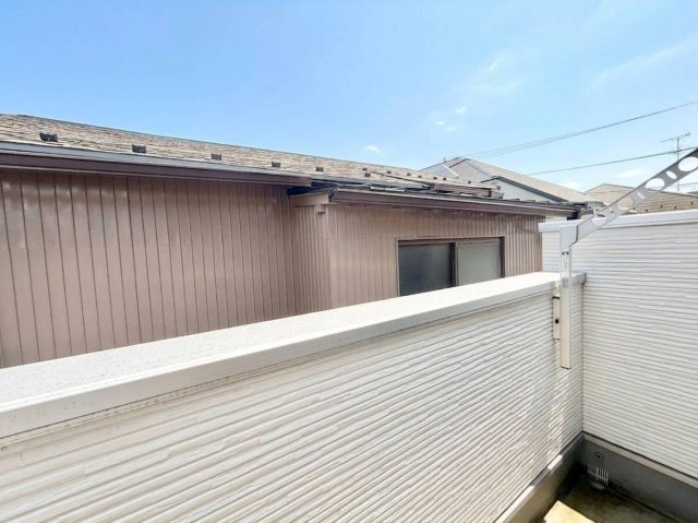 世田谷区北烏山4丁目　中古戸建のバルコニー|陽当り良好の南向きバルコニーで、お洗濯物干しもはかどります。

現地ご見学希望・資料請求などお気軽にお問い合わせ下さい！
03-5990-5201