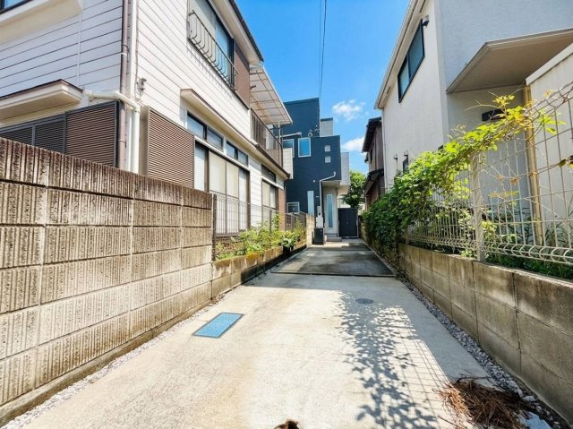 世田谷区北烏山4丁目　中古戸建の前面道路含む現地写真|カースペースもしっかり確保。車での移動が欠かせないファミリーにも嬉しいプランです。

現地ご見学希望・資料請求などお気軽にお問い合わせ下さい！
03-5990-5201