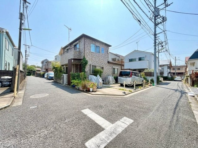 世田谷区北烏山4丁目　中古戸建の前面道路含む現地写真|子育てしやすい住環境！教育施設や商業施設も徒歩圏内に充実。

ご内見希望・資料請求などお気軽にお問い合わせ下さい！
03-5990-5201
