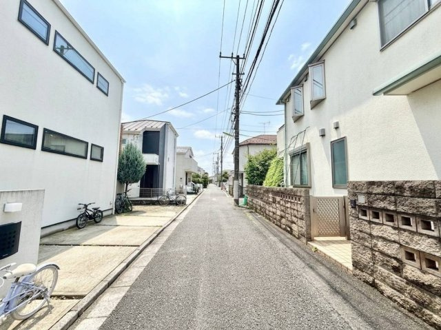 世田谷区北烏山4丁目　中古戸建の前面道路含む現地写真|自然と触れ合いやすらぎを感じる事ができる、理想的な子育て環境。

現地ご見学希望・資料請求などお気軽にお問い合わせ下さい！
03-5990-5201