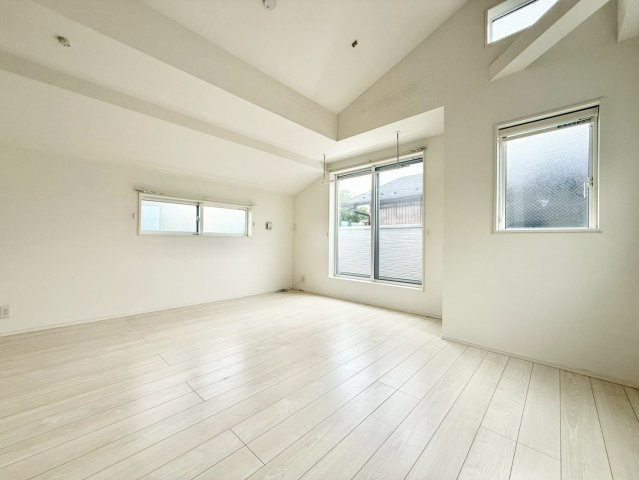 世田谷区北烏山4丁目　中古戸建の居間・リビング|南向きのバルコニーから明るい陽射しが降り注ぐ、寛ぎのリビング。

現地ご見学希望・資料請求などお気軽にお問い合わせ下さい！
03-5990-5201
