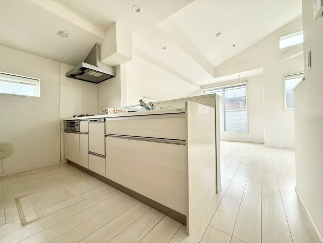 世田谷区北烏山4丁目　中古戸建のキッチン|ご家族と会話を楽しみながらお料理ができる対面式キッチン。

現地ご見学希望・資料請求などお気軽にお問い合わせ下さい！
03-5990-5201