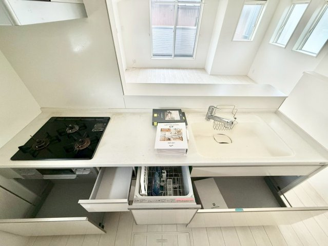 世田谷区北烏山4丁目　中古戸建のキッチン|お料理をしながらご家族の様子を見渡せる対面式キッチン。ビルトイン食洗機付きで家事の負担を軽減します。

現地ご見学希望・資料請求などお気軽にお問い合わせ下さい！
03-5990-5201