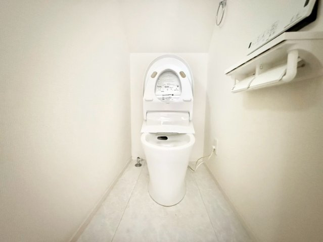 世田谷区北烏山4丁目　中古戸建のトイレ|ウォシュレット付きのトイレはいつも快適！

現地ご見学希望・資料請求などお気軽にお問い合わせ下さい！
03-5990-5201