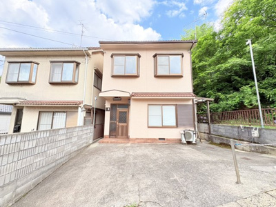 【外観】 | 大北山原谷乾町　中古戸建 | 車２台駐車可能な広々駐車場♪