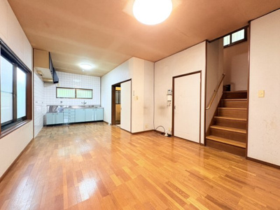 【居間・リビング】 | 大北山原谷乾町　中古戸建 | 収納のある１４帖のリビング