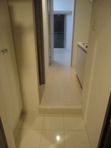 ブライズ森下リベラの玄関|床・建具・設備の色は異なる場合がございます。