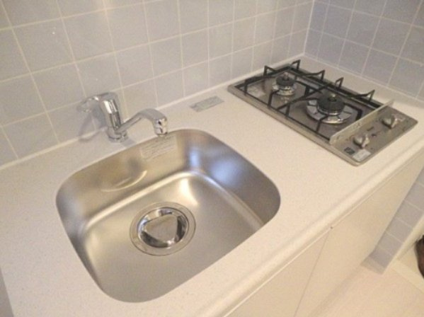 ブライズ森下リベラのキッチン|床・建具・設備の色は異なる場合がございます。