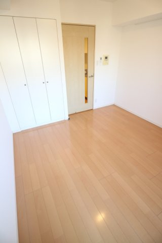 プラウドフラット早稲田の洋室|落ち着いた色調の洋室です