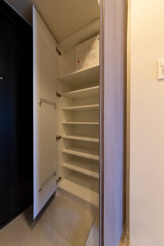 プラウドフラット西日暮里の収納|便利な収納スペースです
