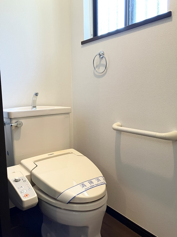 打越町戸建のトイレ|ゆったりとした空間のトイレです