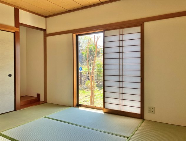 打越町戸建の寝室|広くて明るい寝室