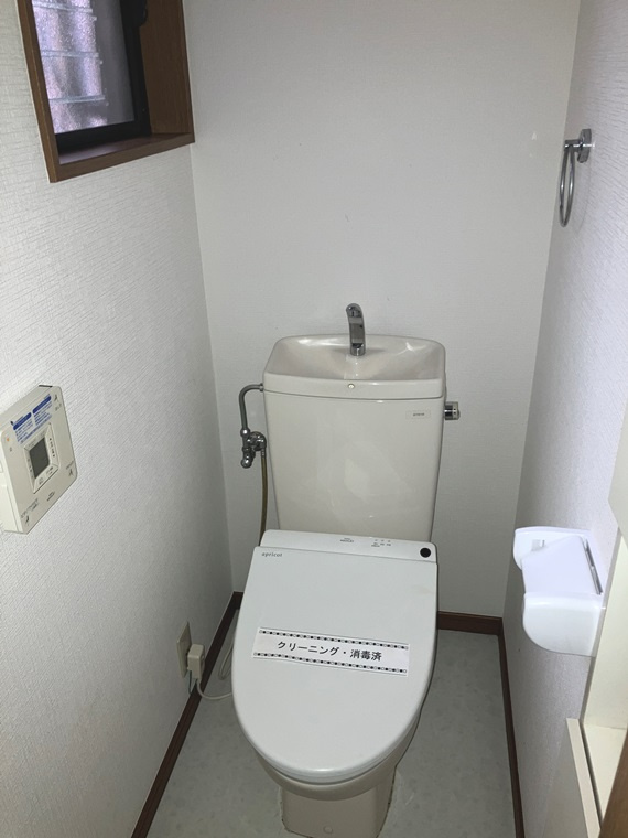 東中野戸建のトイレ|コンパクトで使いやすいトイレです