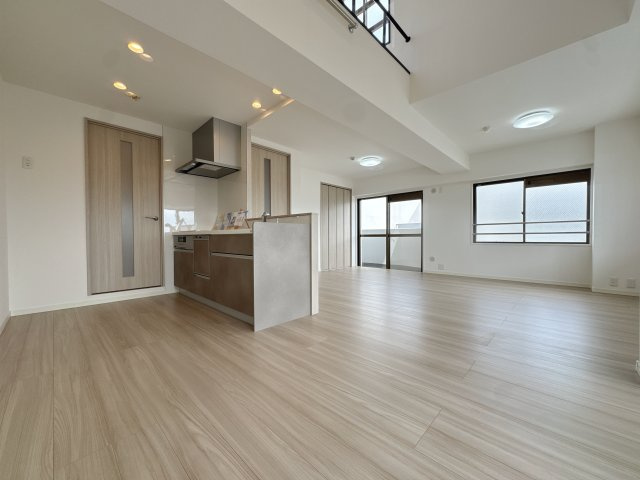 【居間・リビング】 | ロワールマンション周船寺☆仲介手数料無料☆ | 自然光がたっぷりと差し込む明るいリビング。家族が集まり、ゆったりとした時間を過ごせる広々とした設計です。
