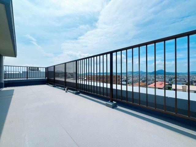 【バルコニー】 | ロワールマンション周船寺☆仲介手数料無料☆ | ルーフバルコニー最大の魅力は、遮るもののない圧倒的な開放感です。上階ならではの広い空を独り占めでき、夜には街の灯りや星空を眺めながら心ゆくまでリラックスタイムを楽しめます。