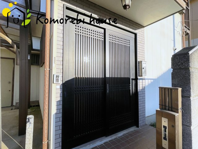 桶川市鴨川1丁目　中古戸建の玄関|収納もある玄関です