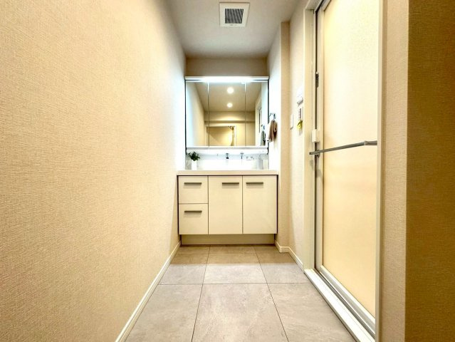 ファミール鷺沼の独立洗面台|機能性と美しさを兼ね備えた、使いやすい洗面空間です。