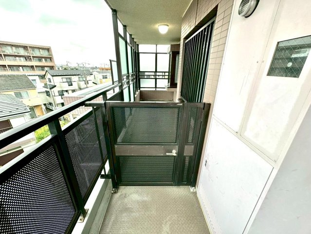 ファミール鷺沼のその他共用部分|プライバシーに配慮されたポーチが独立感を演出します。